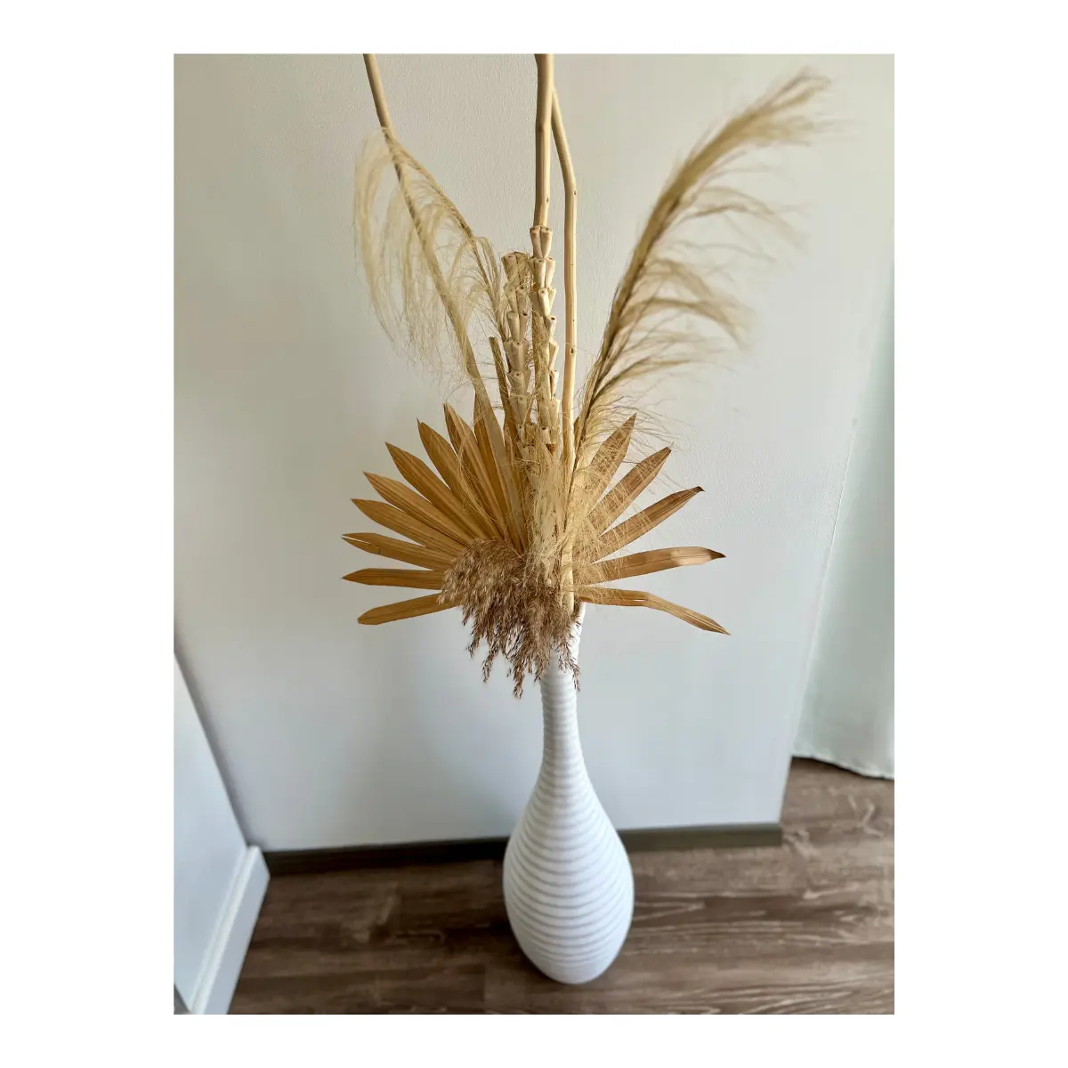 Grand vase blanc avec fleurs séchées