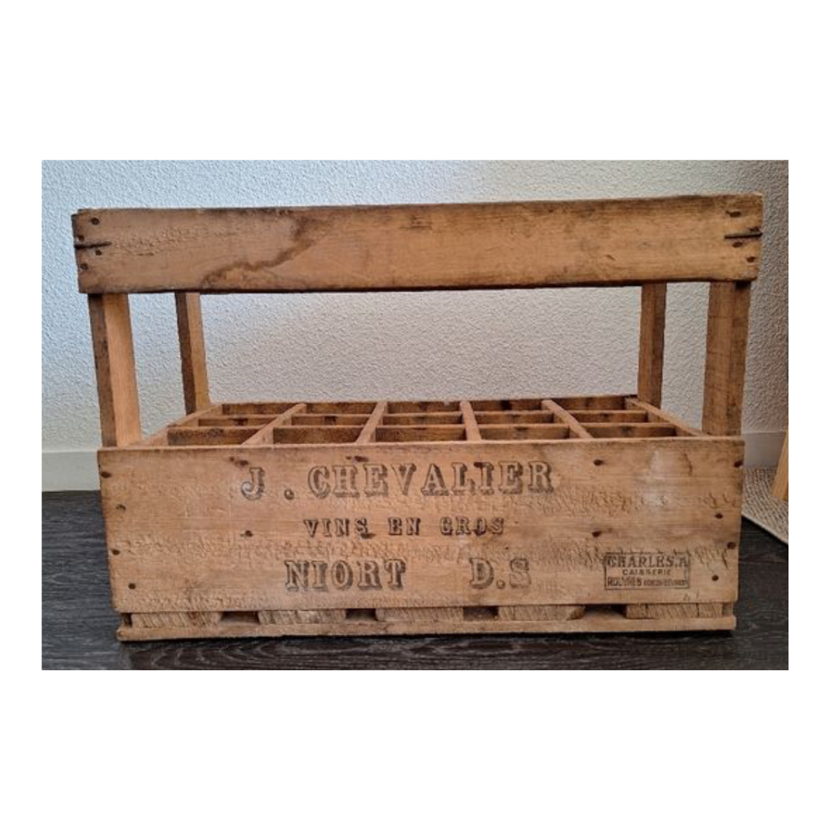 range bouteilles en bois à l'ancienne à louer